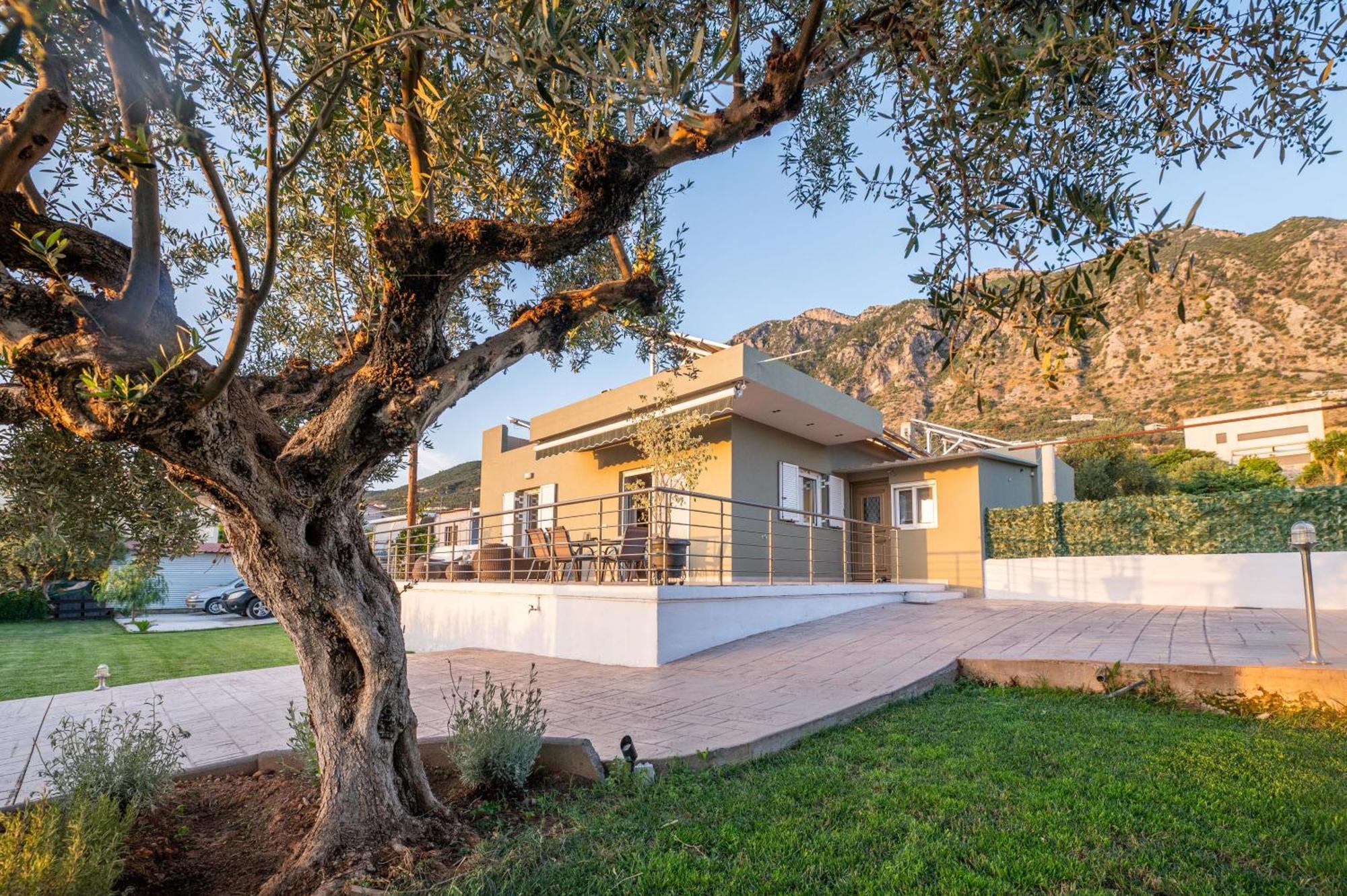 Thea Seaview Luxury Living Villa Каламата Екстериор снимка