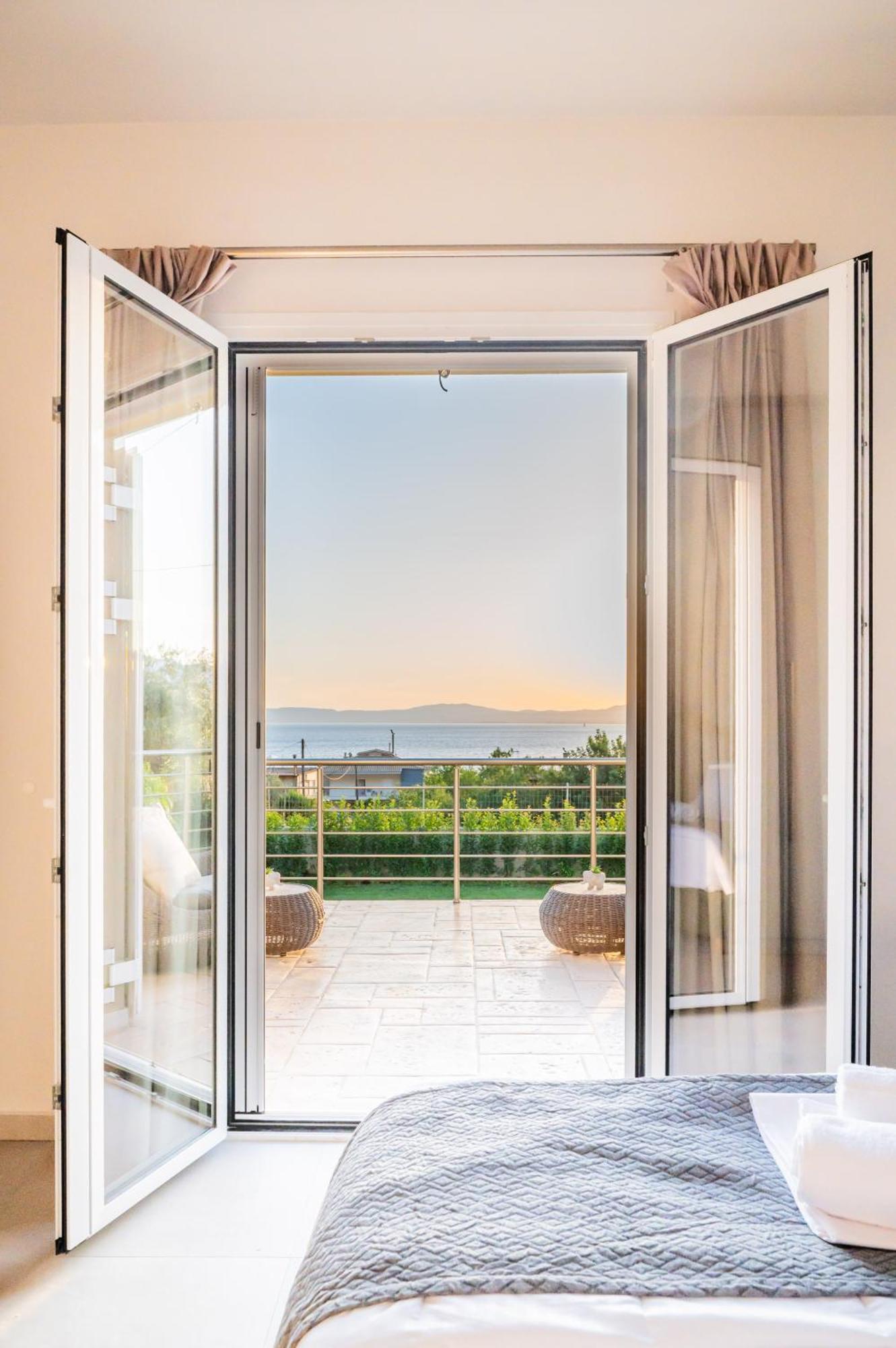 Thea Seaview Luxury Living Villa Каламата Екстериор снимка